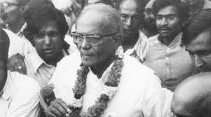 Lok Nayak Jaiprakash Narayan Biography Death Anniversary Struggle For Life 400 Dacoit Surrender In Front Of Government Officials-जय प्रकाश नारायण के घर अचानक पहुंच गया था चंबल का इनामी डकैत, अड़ गया