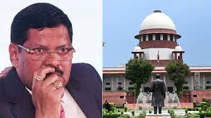 सुप्रीम कोर्ट में हंगामा: एडवोकेट ने CJI बीआर गवई की तरफ जूता फेंकने की कोशिश की - lawyer rakesh kishor tried to throw shoe at cji br gavai in supreme court -